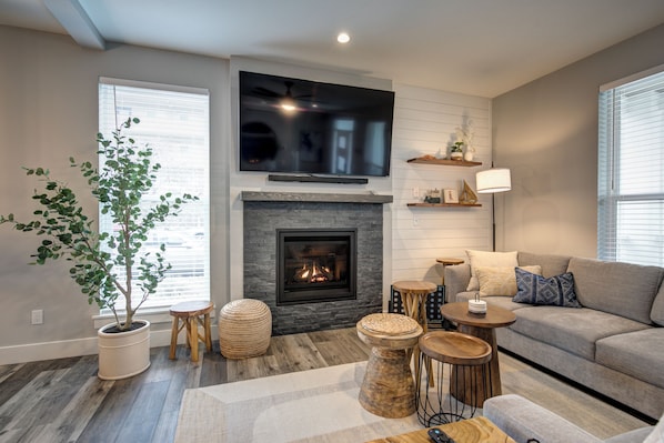 TV, fireplace