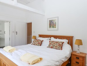 2 Schlafzimmer, individuell dekoriert, individuell eingerichtet