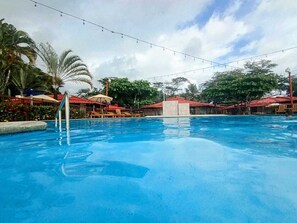 室外游泳池