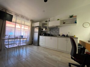 Réfrigérateur, four à micro-ondes, surface de cuisson, cafetière-théière