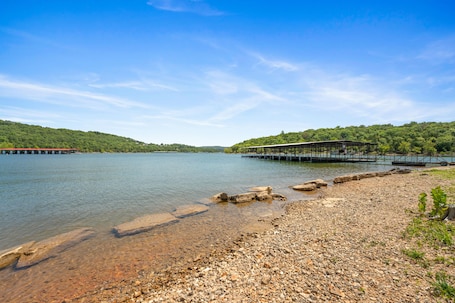Beach. Table Rock Lake-Access Kim City Condo w/ Community Pool, Mini Golf & Free Daily Tickets