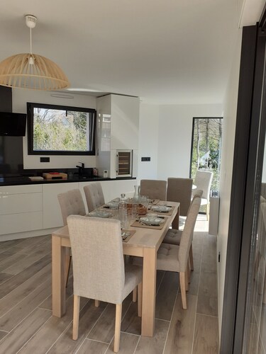 THE WHITE HOUSE (AIR-CONDITIONED)