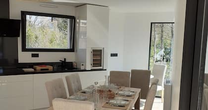 THE WHITE HOUSE (AIR-CONDITIONED)