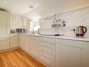 Dishwasher, cookware/dishes/utensils - Babes Cottage (Truro)