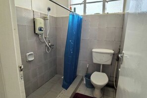 Shower - Quiet Room 3 on Mawanda Rd (Kampala)