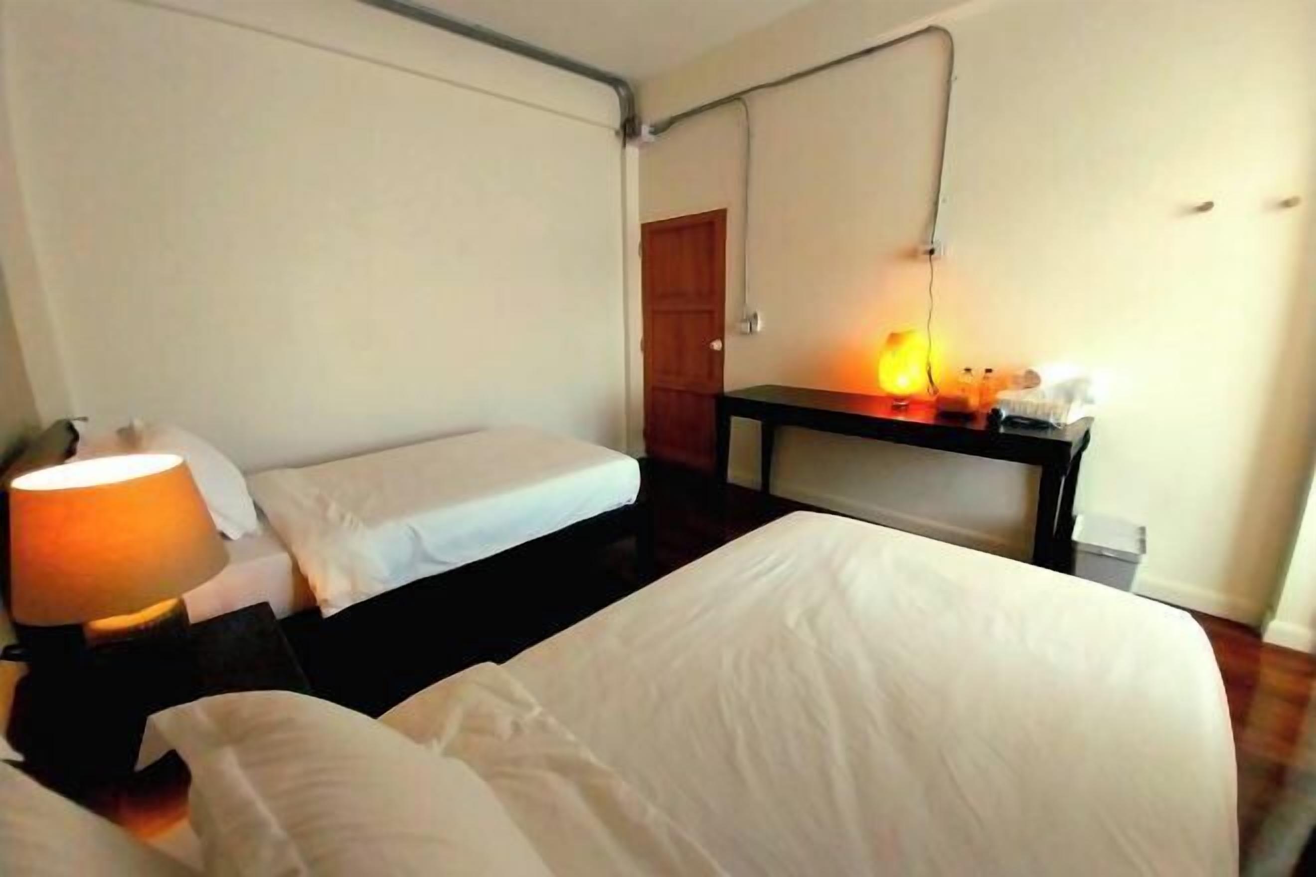 Skrivebord, skrivebord for bærbar PC og wi-fi (inkludert)