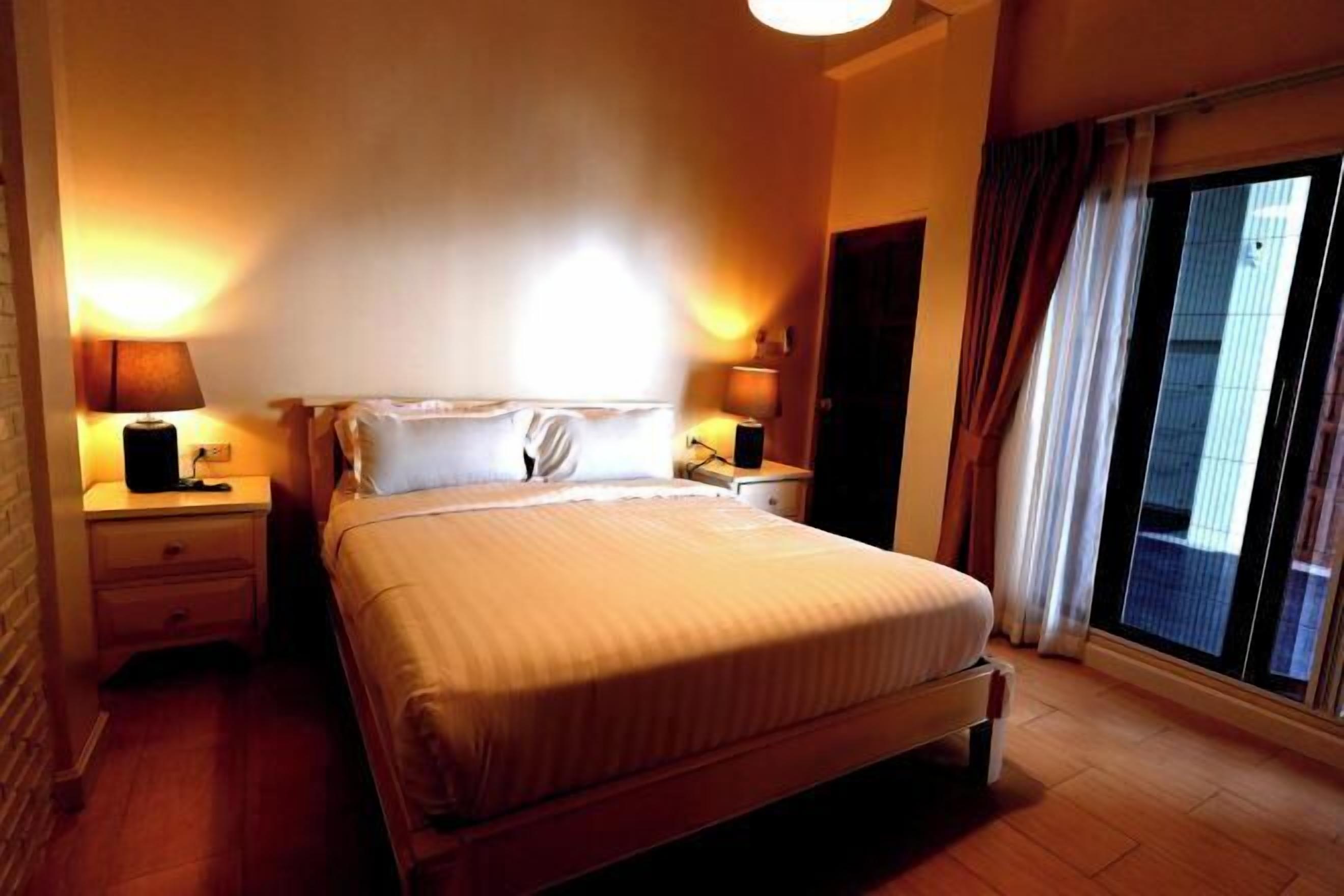 Skrivebord, skrivebord for bærbar PC og wi-fi (inkludert)