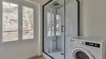 Douche, sèche-cheveux