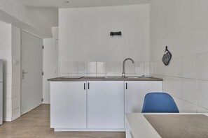 Réfrigérateur, micro-ondes, plaque de cuisson, cafetière/bouilloire
