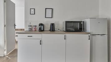 Réfrigérateur, micro-ondes, plaque de cuisson, cafetière/bouilloire