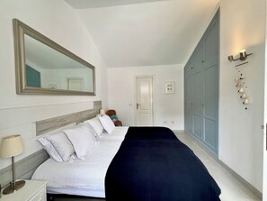 3 bedrooms, desk, iron/ironing board, travel cot