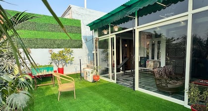 Charming 2-bedroom villa with WiFi, fitness room in delightful Agra