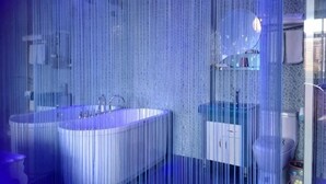 Un bagno con due lavandini, uno specchio e un water.