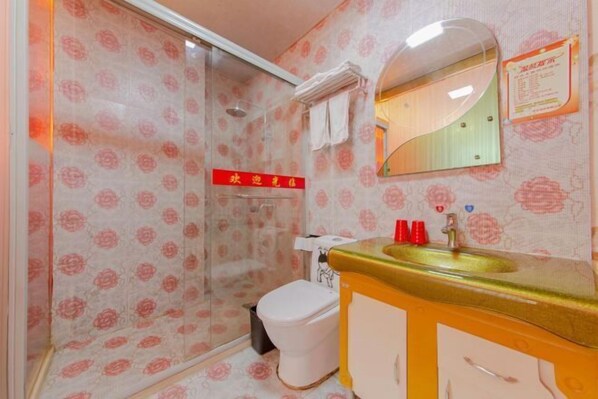 A bathroom with a shower, toilet, and sink. - Shang Yi Hotel (Shanghai)