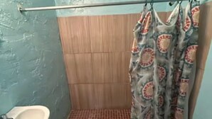Un baño con ducha, inodoro y lavamanos.