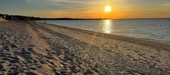 Seabreeze 4 Charming Cottage footsteps to beach