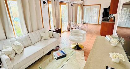 Seabreeze #4: Charming Cottage Footsteps to Beach