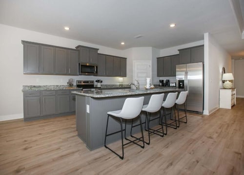 4 BR/3BA (2K, Q, 2T) New Construction.  Pet friendly