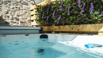 Tina de hidromasaje al aire libre