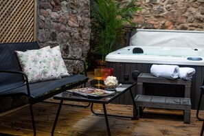 Outdoor spa tub - Wonderland (Berwick-upon-Tweed)