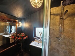 Cottage | Bathroom | Shower