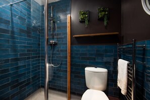Shower - Wonderland (Berwick-upon-Tweed)