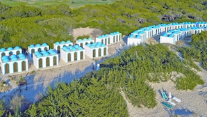 Filesa d'edificis blancs amb cúpules blaves, envoltats de vegetació densa.