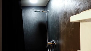 Bruser, hårtørrer, håndklæder, Toiletpapir