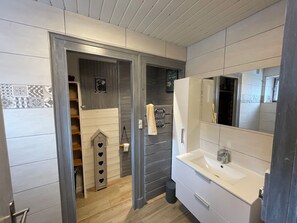 Douche, sèche-cheveux, serviettes fournies