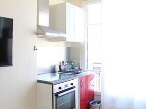 Fridge, microwave, oven, coffee/tea maker