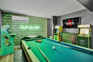 Games room - Sunset Cabin - Hot Tub, Game Room, Firepit, Lake (Gouldsboro)