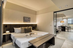 Executive-huoneisto | Ylelliset vuodevaatteet, untuvapeitot, tallelokero huoneessa