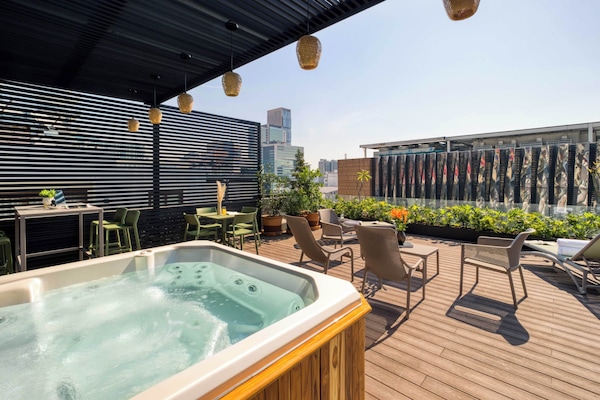 Bañera de hidromasaje cubierta