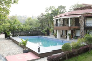 Outdoor pool - The Lauriant Resorts (Patiala)