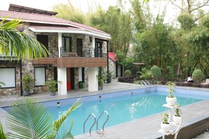 Una piscina al aire libre