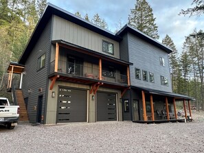 Une maison à deux étages avec un garage, un balcon et une véranda.