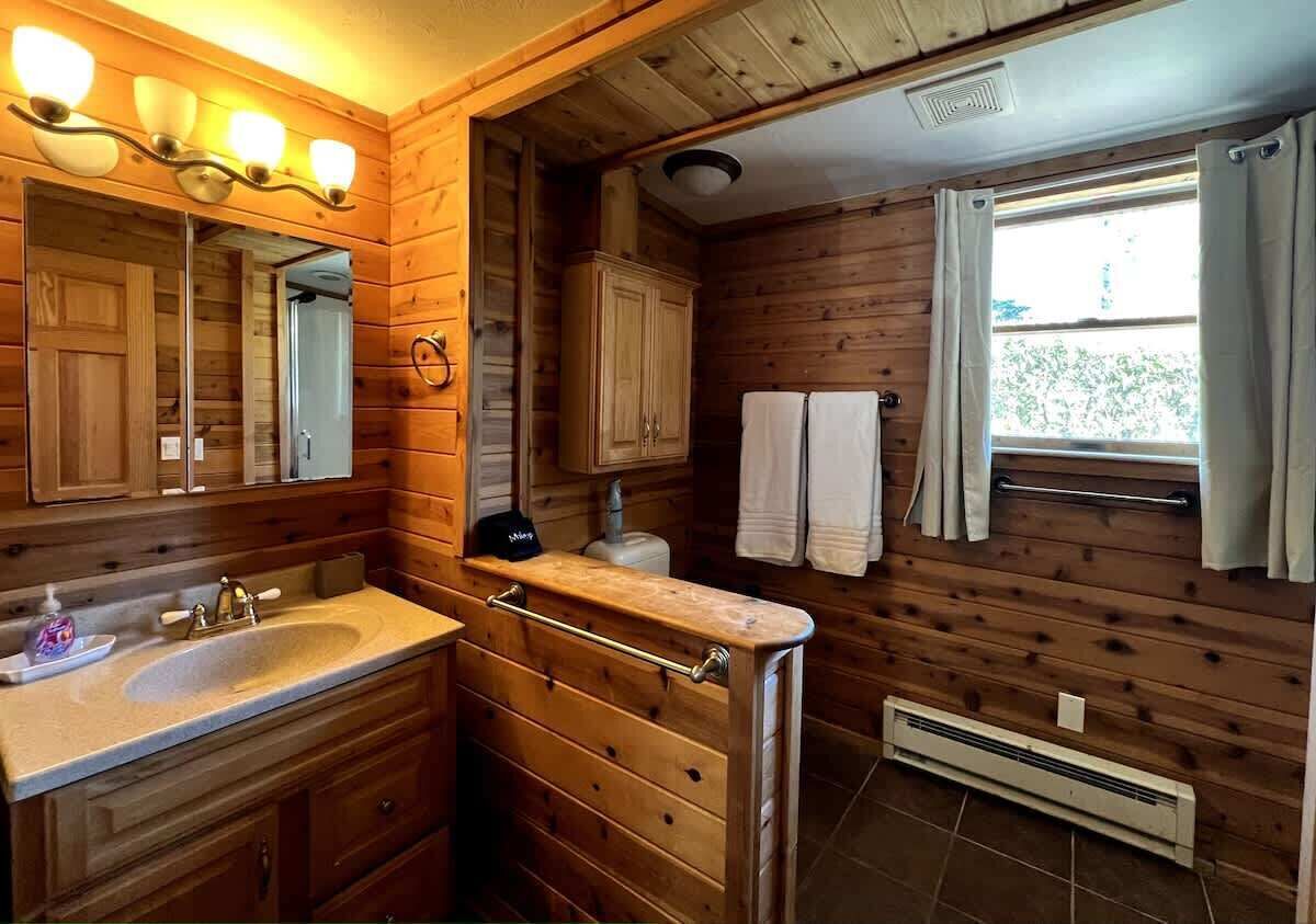 Hårtork, handdukar, tvål och schampo