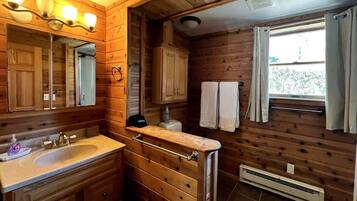 Hårtork, handdukar, tvål och schampo