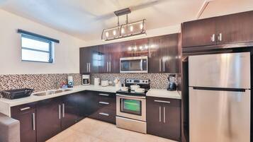 Refrigerador, microondas, horno, placa de cocina