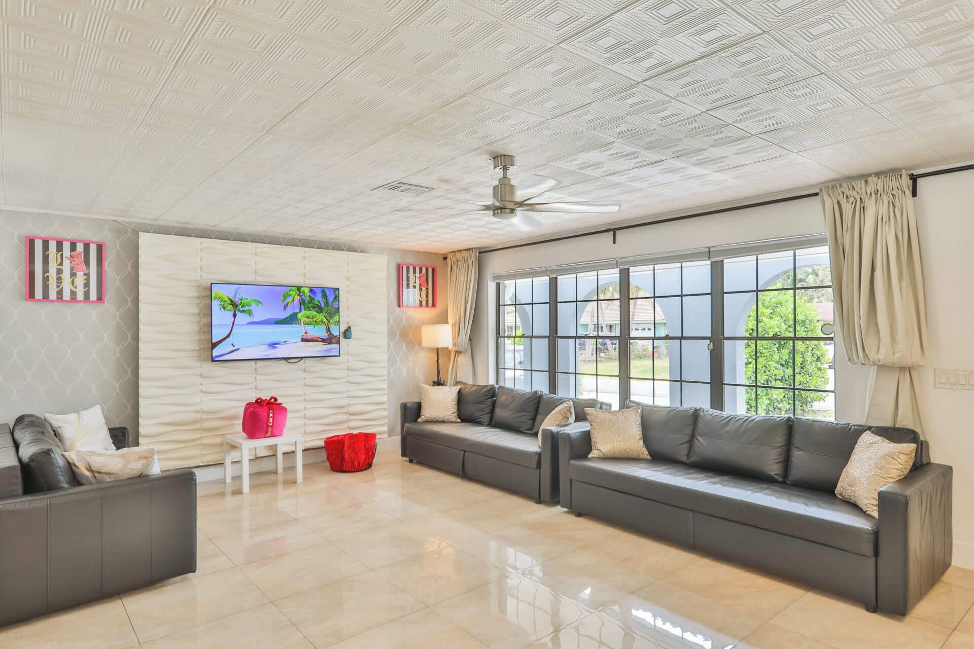 Smart TV, mesa de pingue-pongue, livros