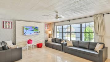 Smart TV, mesa de pingue-pongue, livros