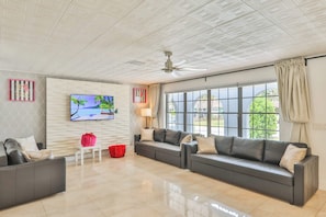 Smart TV, table tennis, books - A star is born (Hallandale Beach)