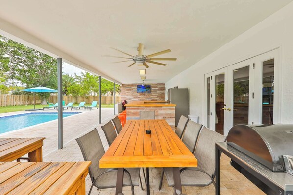Outdoor dining - A star is born (Hallandale Beach)