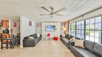 Smart TV, mesa de ping pong, libros