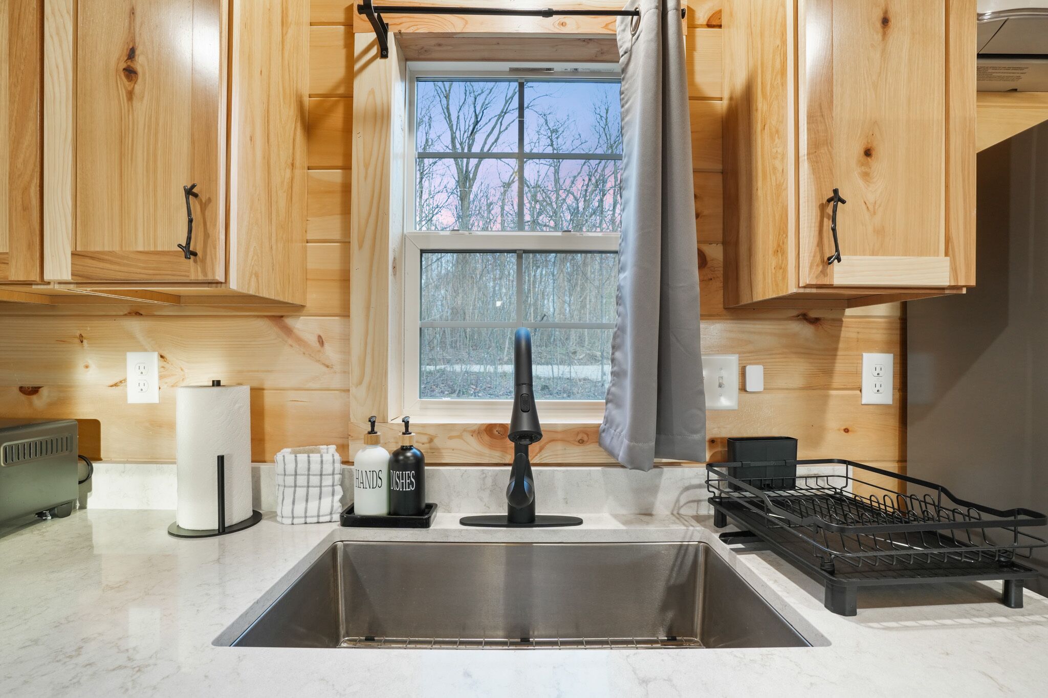 Coffee/tea maker, fridge, microwave, stovetop