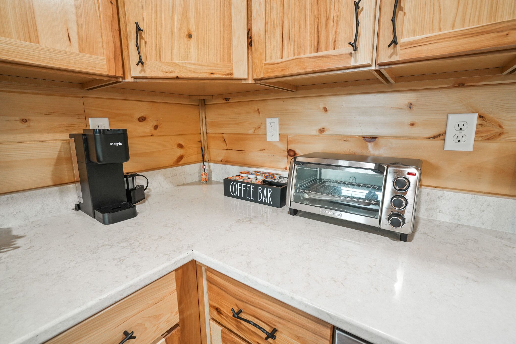 Coffee/tea maker, fridge, microwave, stovetop