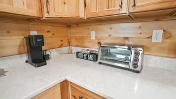 Coffee/tea maker, fridge, microwave, stovetop