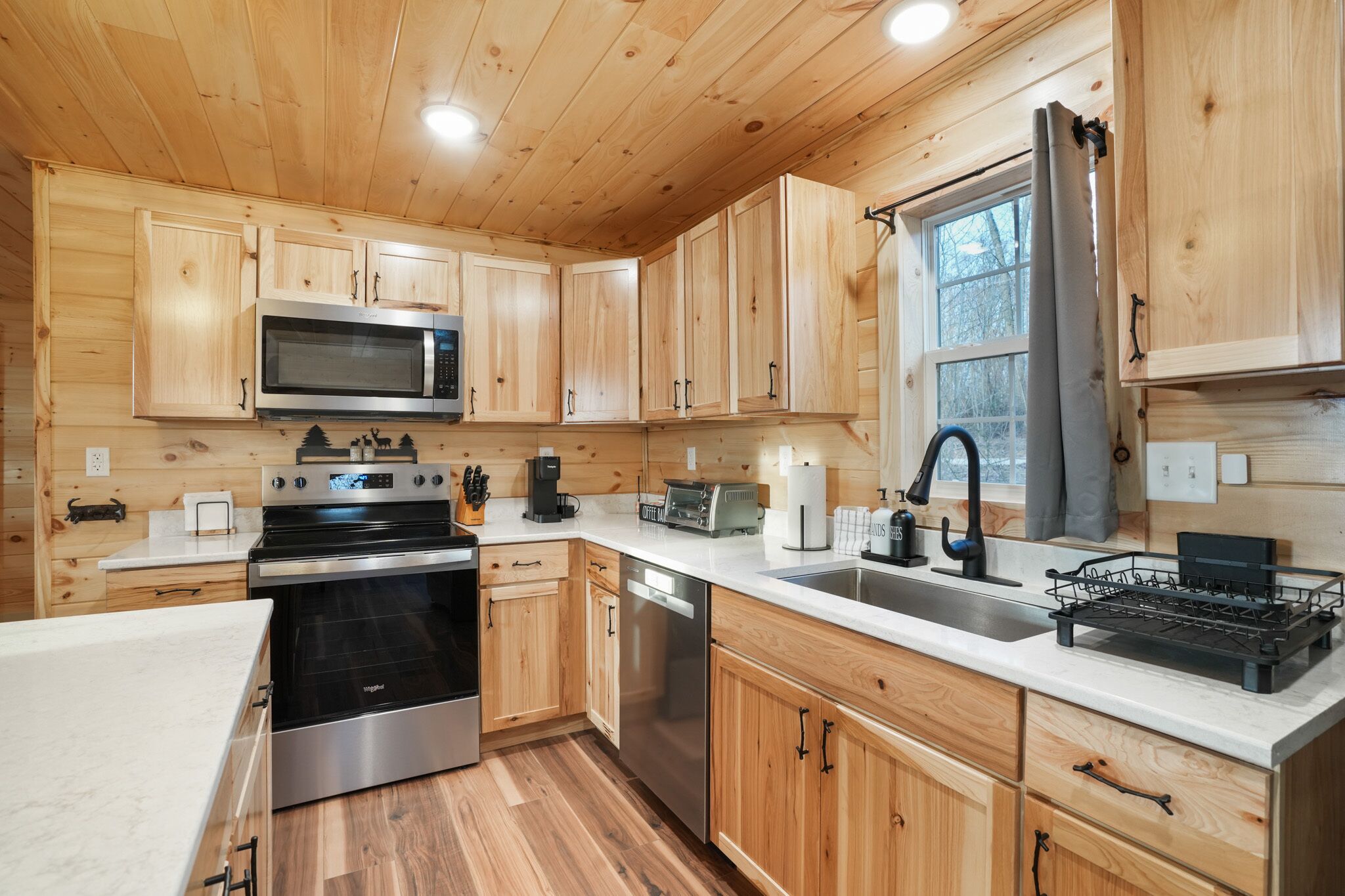 Coffee/tea maker, fridge, microwave, stovetop