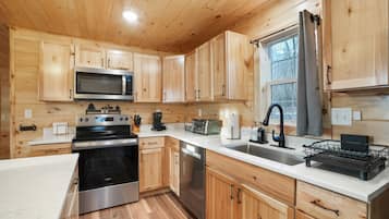 Coffee/tea maker, fridge, microwave, stovetop