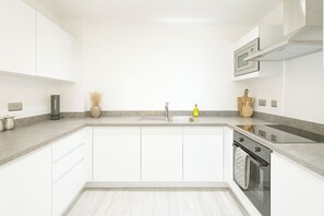 Apartamento | Cozinha privada | Geladeira, micro-ondas, fogão, cooktop